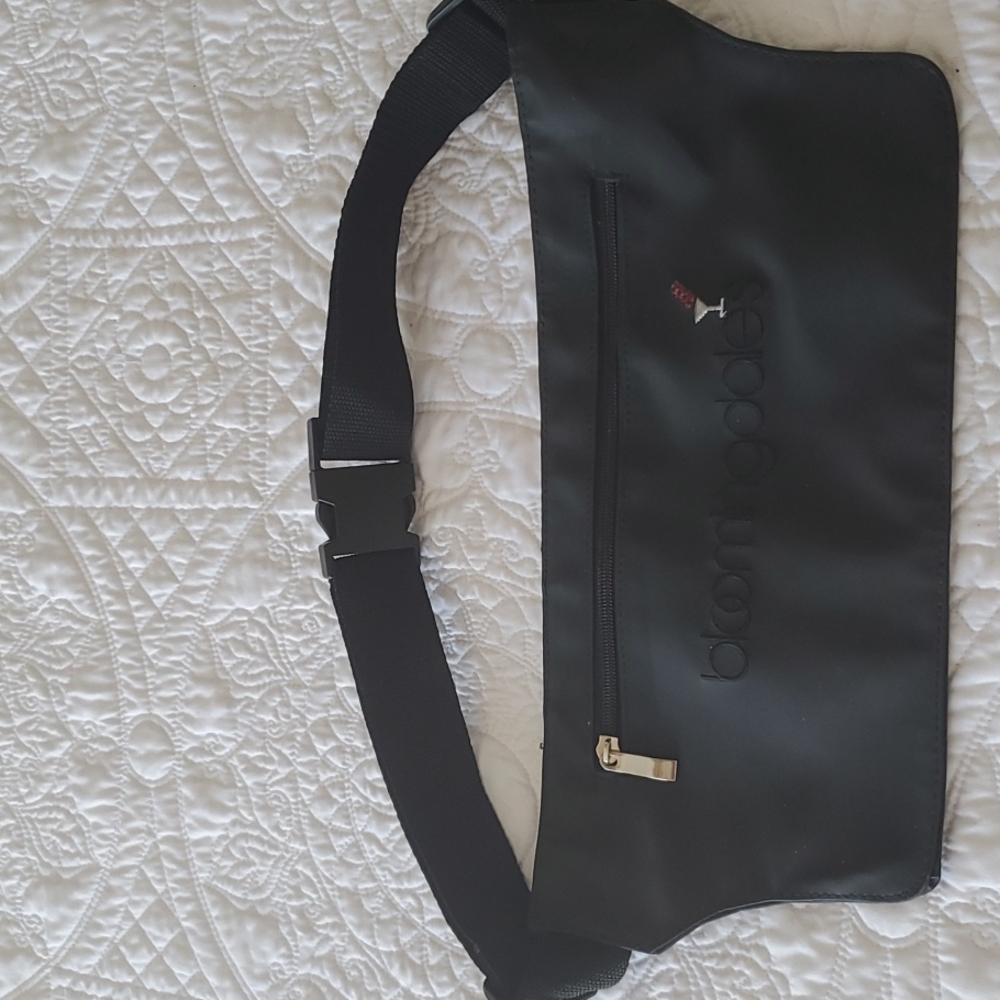 Bloomingdale's crossbody/belt bag / On The Move NWOT